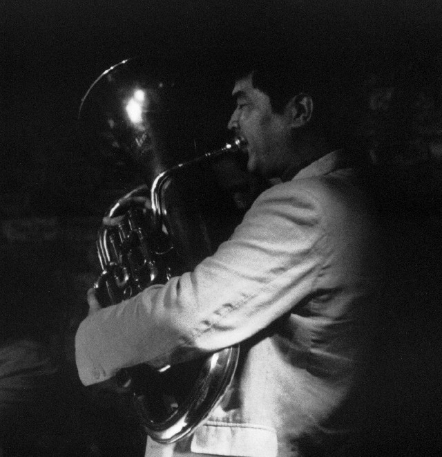 �R���@��